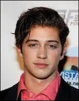 Comment s'appelle le petit copain de Jessie ?