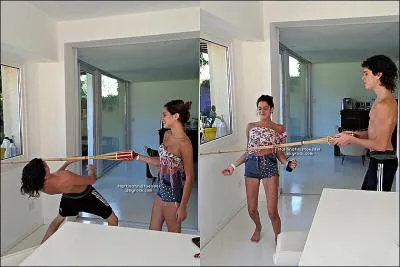 Avec qui joue-t-elle ?