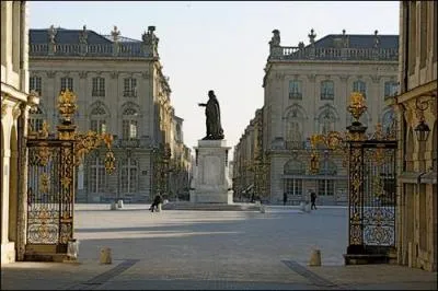 Dans quelle région, peut-on visiter la place Stanislas dans la ville de Nancy ?