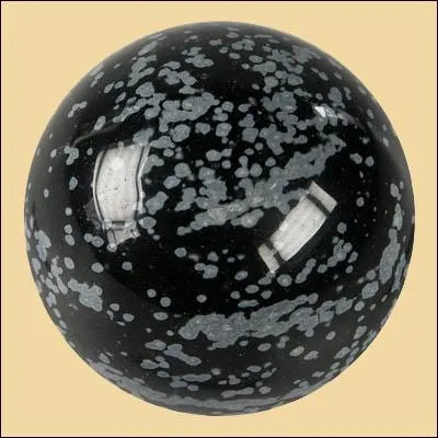 Quelle roche volcanique était appelée l'or noir de la préhistoire, et a été exploitée depuis toujours par l'homme ? (Celle-ci peut aussi être de couleur grise, vert foncé ou rouge. )