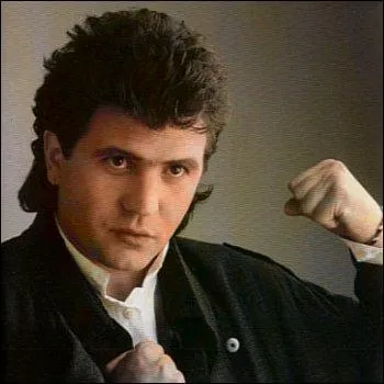 En 1985, le refrain de la chanson "..." de Daniel Balavoine met en scène la symbolique de la bouteille à la mer qui revient sans cesse vers son lanceur.