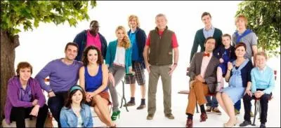 Quel personnage travaille comme serveur dans un bar ?