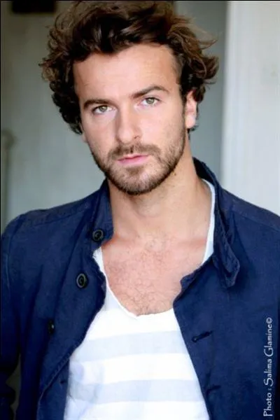 Qui se trouve au rez-de-chaussée de l'immeuble ?