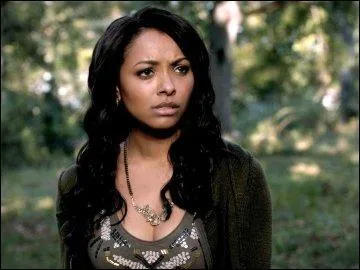 Dans la saison 3, qui aide Bonnie à ouvrir le cercueil d'Esther, fermé grâce à la magie ?