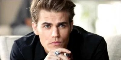 Dans la saison 5, qui libère Stefan qui se trouve dans un coffre où il se noie depuis trois mois ?