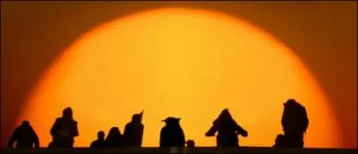 Quelle est la chanson que l'on peut entendre  la fin du clip Kings & Queens ?