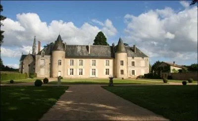 Quel est ce chteau situ sur la commune de Vasles qui appartient depuis 1123  la mme famille ?