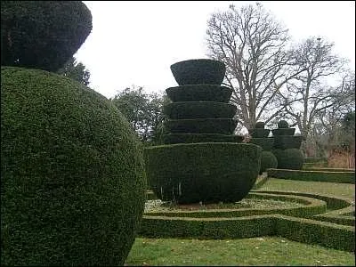 Quel est ce jardin extraordinaire situ sur la commune de Moutiers-sous-Argenton o vous verrez huit grands ifs taills en pices de jeu d'chec ?