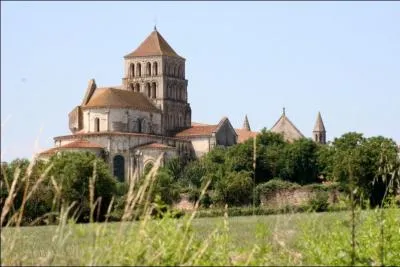 Dans le nord du dpartement, o pourrez-vous contempler cette belle glise abbatiale ?