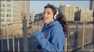 Elle a compos une chanson, quel est son titre ?