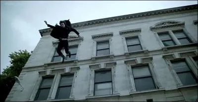 Dans l'pisode,  The Reichenbach Fall , on voit trs bien que Sherlock saute du toit, mais est-ce qu'il meurt ?