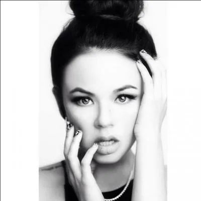 Qui joue le rle de Mona ?