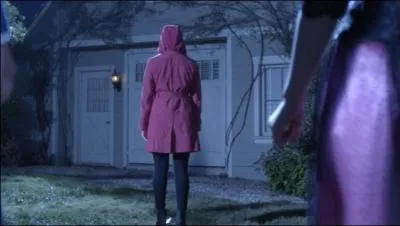 A la fin de l'pisode 13, le red coat/impaire rouge est dos aux liars, quand il se retourne, on peut voir...