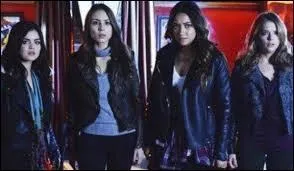 A son arrive, Alison fait un clin aux filles, sauf une, laquelle ?