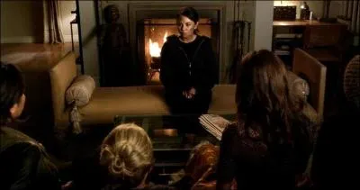 De nouveaux dans l'pisode 1, Mona s'explique et donne des infos auprs des filles. Elle leur apprend qui a mass Emily, vous en souvenez-vous ?