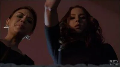 A la fin de cet pisode,  l'enterrement de Wilden, Spencer ainsi que Mona trouvent un tlphone dans le cercueil, mais  qui appartient-il ?