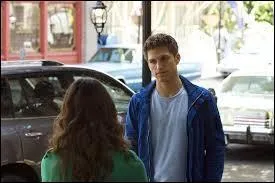 Dans cette ville, ils rencontrent une personne venant de Rosewood, qui ?