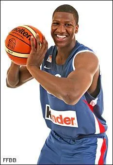 Qui est cet ancien joueur de NBA franais de Denver ayant inscrit 23 points face  Philadelphie en 2007 ?