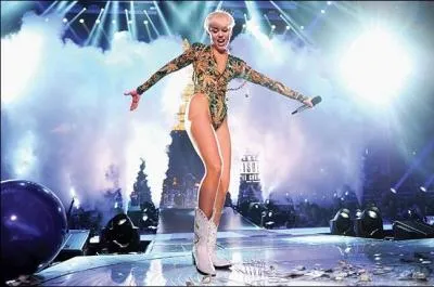 A qui a-t-elle donn les revenus de son BangerzTour en France ?