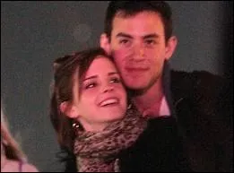 Avec qui Emma Watson est-elle en couple actuellement ? (juin 2014)
