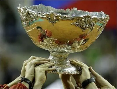 En 1900, il est organis la 1e coupe Davis (sous un autre nom). Seuls, deux pays y participeront, lesquels ?