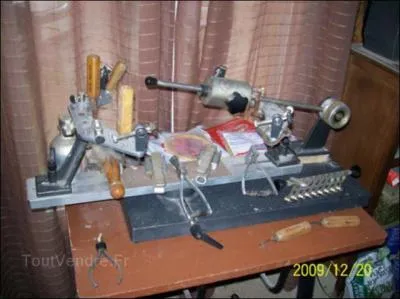 En 1875, un fabricant des raquettes demanda  une autre socit lyonnaise si ses produits taient adaptables aux raquettes de tennis. Que pouvait bien fabriquer  l'origine cette socit lyonnaise ?