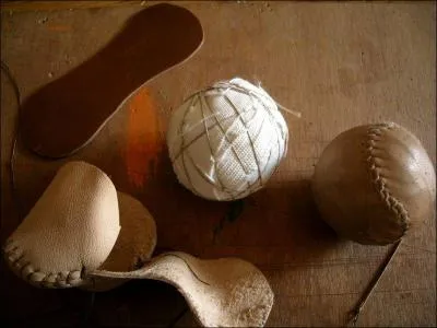 A votre avis comment les premires balles du jeu de paume (donc du tennis) taient ralises et comment s'appelaient-elles ?