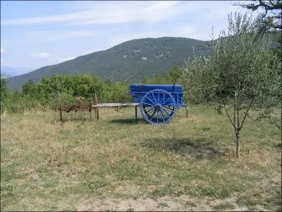 Surtout connu pour ses romans de science-fiction, dont le célèbre "La Nuit des temps", il nous offre ici un émouvant récit de son enfance dans la boulangerie provençale de ses parents, avec "La Charrette bleue". De qui s'agit-il ?