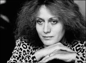 De quel ancien premier ministre français, Noëlle Chatelet, auteur du roman "La Dame en bleu", est-elle la soeur ?