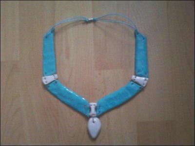 D'o vient ce collier bleu ?