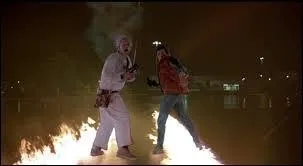 Qu'y a-t-il d'crit sur la plaque d'immatriculation de la DeLorean ?