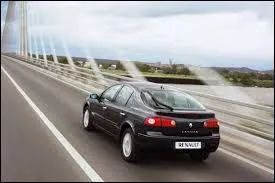 Quel est le nom de cette voiture des annes 2000 de chez Renault ?
