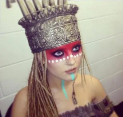 Qui est fiance avec l'un des garons du groupe le plus connu ?