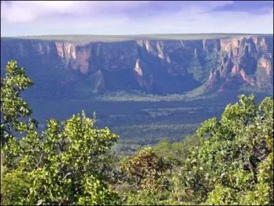 Le Chili affrontera l'Australie  l'Arena Pantanal, inaugur le 3 avril 2014, dans la capitale de l'tat du Mato Grosso. Quelle est cette ville qui prsente la particularit d'tre situe exactement au centre de l'Amrique du Sud,  2000 kilomtres des ocans Atlantique et Pacifique ?