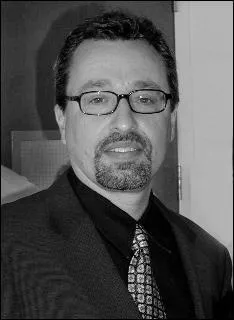 Je suis un producteur américain qui a également produit les trois premiers films de la saga "Harry Potter". Je suis :