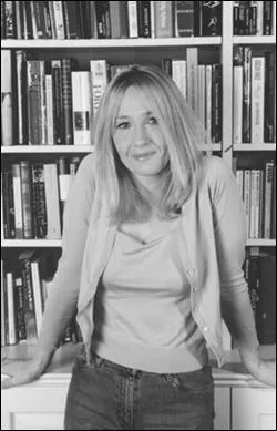 Je suis une écrivaine britannique connue pour avoir écrit les sept livres de la saga "Harry Potter". J'ai aussi produit les deux parties du dernier film de la saga. Je suis née le 31 juillet 1965 à l'hôpital général de Yate dans le Goucestershire du Sud. Je me nomme :