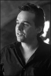 Je suis producteur, réalisateur et scénariste américain. J'ai produit les trois premiers et également réalisé les deux premiers films de la saga "Harry Potter". Je suis né le 10 septembre 1958 à Spangler en Pennsylvanie. J'ai grandi dans l'Ohio. J'ai une fille qui tient un rôle secondaire dans les deux premiers films. Je suis :