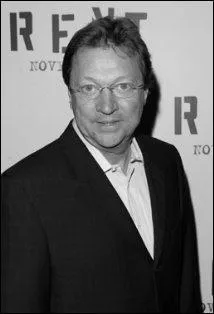 Je suis un Américain qui a produit les trois premiers films de la saga "Harry Potter". Je suis né le 7 octobre 1952 à Tulsa en Oklahoma. j'ai le même nom de famille que l'acteur qui tient le rôle principal du héros orphelin. je m'appelle :