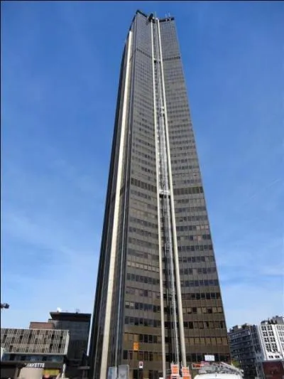 Voici l'un des grattes-ciels de la région parisienne, haut de 210 mètres. Quels acteurs ont utilisé ce lieu impressionnant pour un film ?