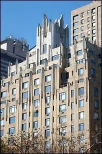 Reconnaissez-vous cet immeuble, situé à New-York, qui est au coeur de l'action d'un célèbre film ? A votre avis, il s'agit... ?