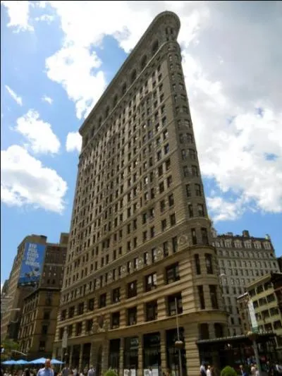 Ce très célèbre immeuble new-yorkais est le flatiron (le fer plat). Sa forme très étroite est reconnaissable. Il est le siège du Daily Bugle dans quel film ?