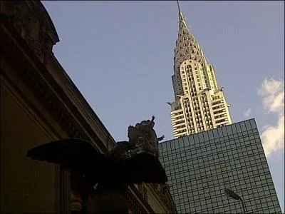 Ce trs clbre gratte-ciel new-yorkais, trs esthtique, est visible dans de nombreux films et sries. Sous cet angle ou presque, le Chrysler building, c'est son nom, apparat au gnrique d'une clbre srie, laquelle ?