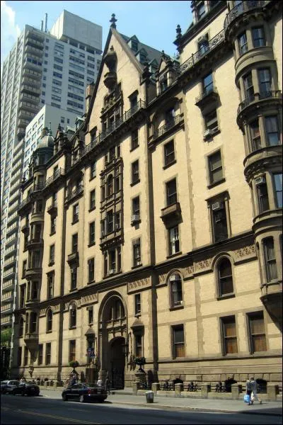 Egalement  New-York, voici le clbre Dakota building, un immeuble  la configuraton ancienne, o vivent ou ont vcu de nombreuses personnalits, dont John Lennon. Un clbre film, aussi tortueux que l'immeuble, y a t tourn, lequel ?