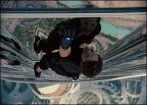 Tom Cruise est le spcialiste des Missions impossibles, et se trouve ici  grimper  mains  gantes  un trs clbre gratte-ciel. De quel immeuble s'agit-il ?
