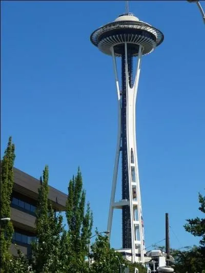 Cette clbre tour, la space needle, qui comprend  son sommet un restaurant tournant, est l'emblme d'une grande ville amricaine, et figure en premire place au gnrique d'une clbre srie, laquelle ?