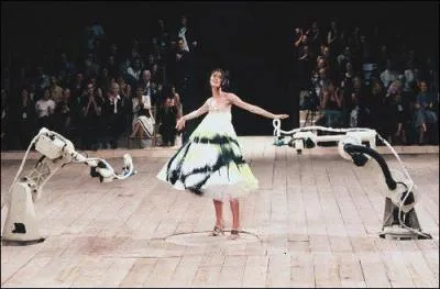 Qui s'est fait remarquer en projetant de la peinture sur un modle lors d'un dfil en 1999 ?