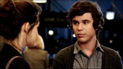 Dans quel pays Holden est-il all pendant un an ?