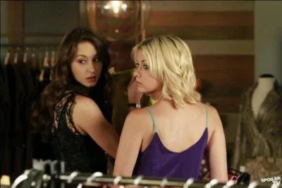Que trouvent Hanna et Spencer dans le sac de Paige dans la saison 3 ?