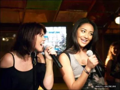 Quelle est la chanson interprte par Paige et Emily lors d'un karaok ?