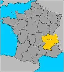 Quelle chane de montagnes traverse cette rgion ?